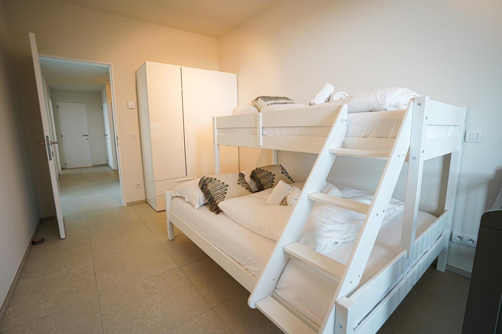 Huswell - Beautiful Apartment With Communal Pool And Gym Остенде Екстериор снимка