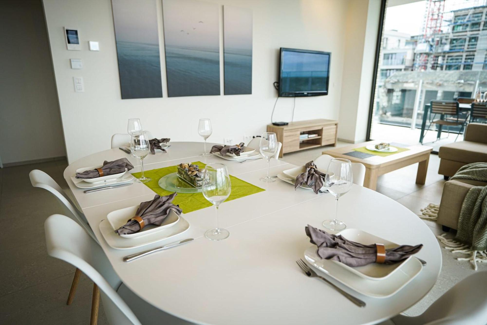 Huswell - Beautiful Apartment With Communal Pool And Gym Остенде Екстериор снимка